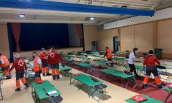 Un equipo de Cruz Roja Huesca despliega un albergue con 100 camas en Luceni