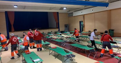 Un equipo de Cruz Roja Huesca despliega un albergue con 100 camas en Luceni